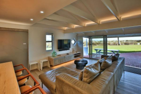 Barefootin Beachfront Cottage, Loadshedding-Proof, Steps Away from Langebaan Main Beach Bliss